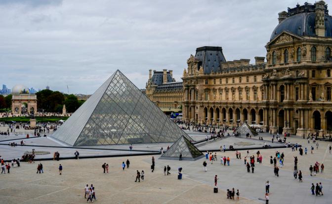 На фото: парижский Лувр — один из крупнейших и самый популярный художественный музей мира.
