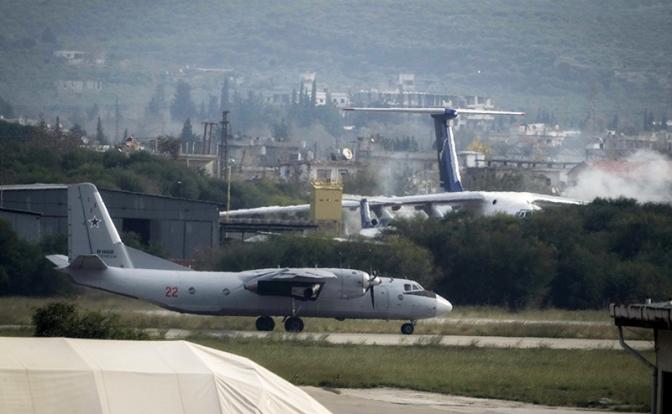 На фото: российские военнослужащие на авиабазе ​​Хмеймим в Сирии.