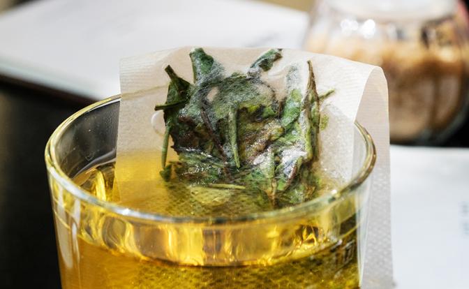 Эксперт развеяла миф о том, что зеленым чаем можно запивать сладкое и не толстеть