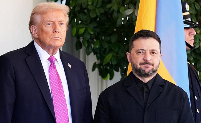 На фото: президент США Дональд Трамп и президент Украины Владимир Зеленский (слева направо)