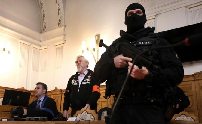 На фото: Юрай Цинтула (в центре) на заседании в специализированном уголовном суде