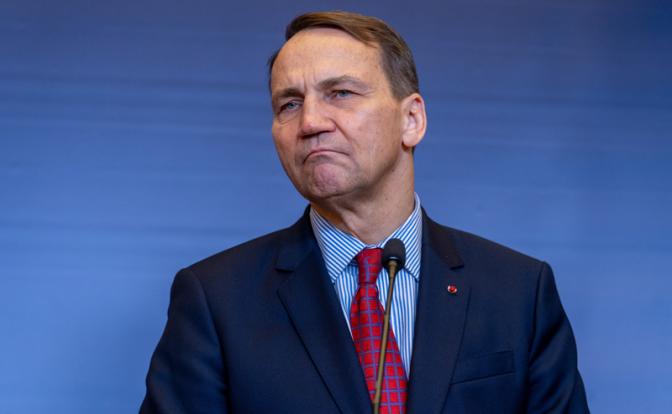 На фото: глава МИД Радослав Сикорский