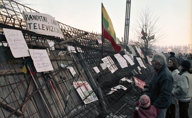 На фото:  здания литовского парламента, 1991