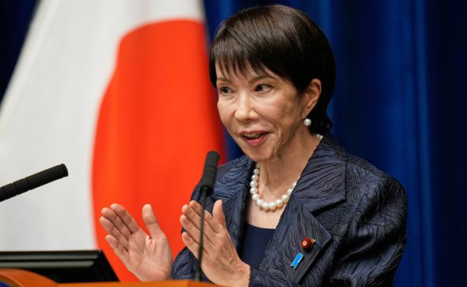 На фото: новый премьер-министр Японии Санаэ Такаити