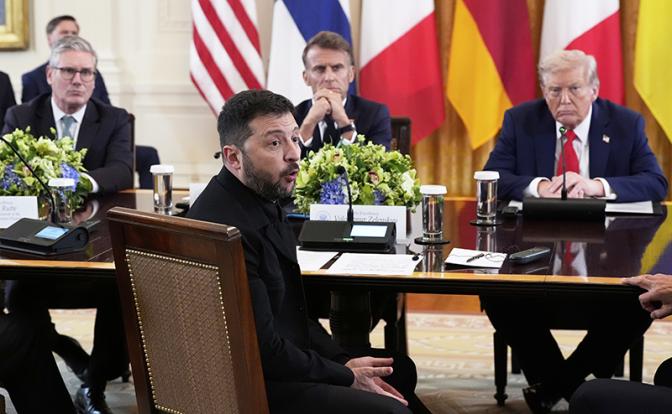 На фото: президент Украины Владимир Зеленский (на переднем плане)