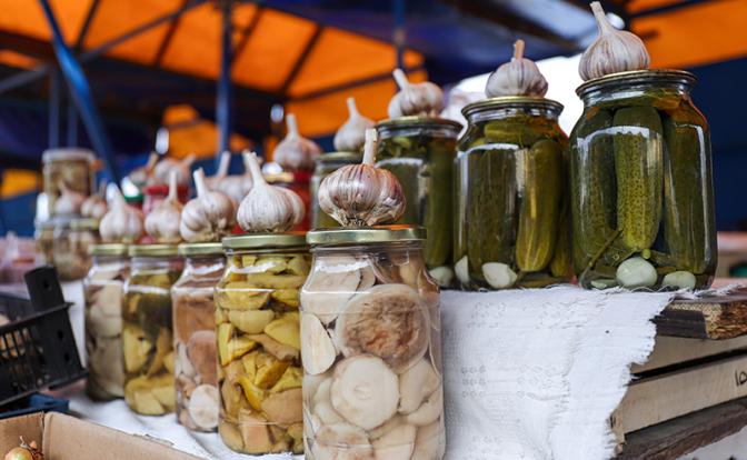 Россиян предупредили об опасных ошибках при консервировании продуктов