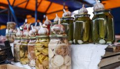 Россиян предупредили об опасных ошибках при консервировании продуктов