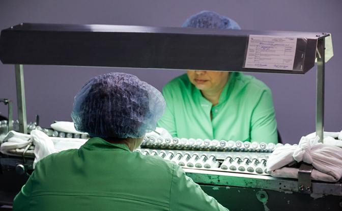 На фото: сотрудники на заводе в Кургане