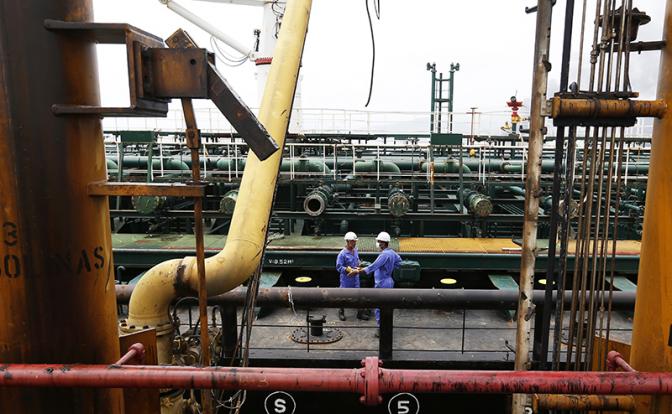 «Это не русская нефть, она добыта в Сингапуре!»: Хитрые индусы от поставок из России отказываться не намерены