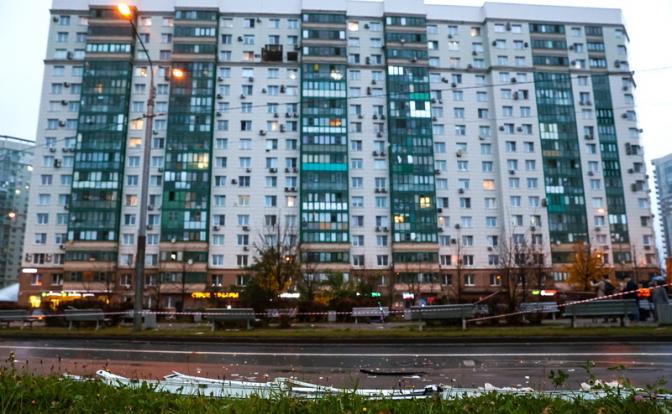 На фото: последствия атаки БПЛА на жилой дом в Красногорске.