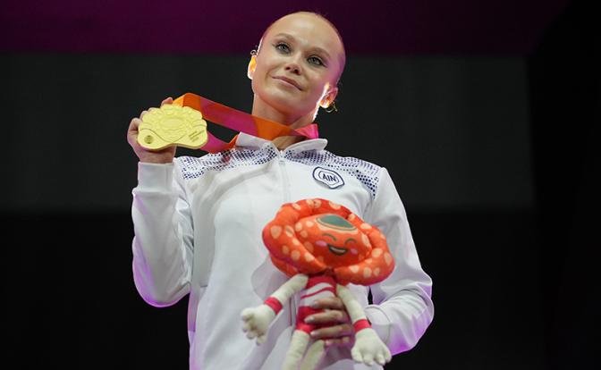 На фото: российская гимнастка Ангелина Мельникова во время церемонии награждения победителей в индивидуальном многоборье среди женщин на чемпионате мира по спортивной гимнастике.