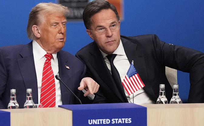 На фото: президент США Дональд Трамп и генеральный секретарь НАТО Марк Рютте (слева направо)