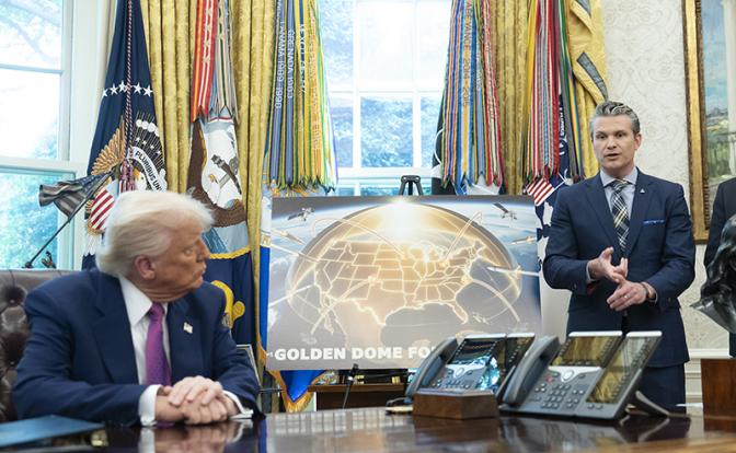 На фото: Министр обороны Соединенных Штатов Пит Хегсет (справа) принимает участие в выступлении президента США Дональда Трампа о продвижении проекта противоракетной обороны "Золотой купол"