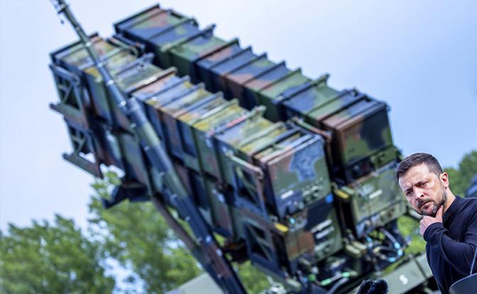 На фото: Владимир Зеленский на фоне зенитно-ракетного комплекса «Патриот».