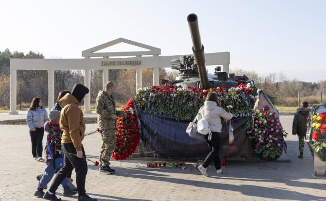 На фото: к мемориальному танку, который завод «Пластмасс» подарил городу, теперь возлагают цветы в память о погибших заводчанах, зажигают свечи