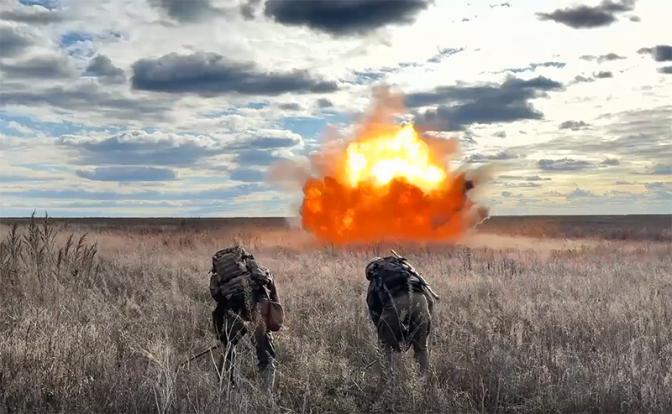 На фото: военнослужащие инженерных подразделений.