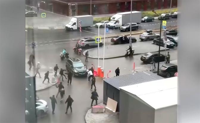 На фото: во время массовой драки в ЖК «Прокшино» в Новой Москве.