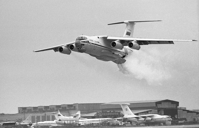 На фото: самолет ИЛ-76ТД