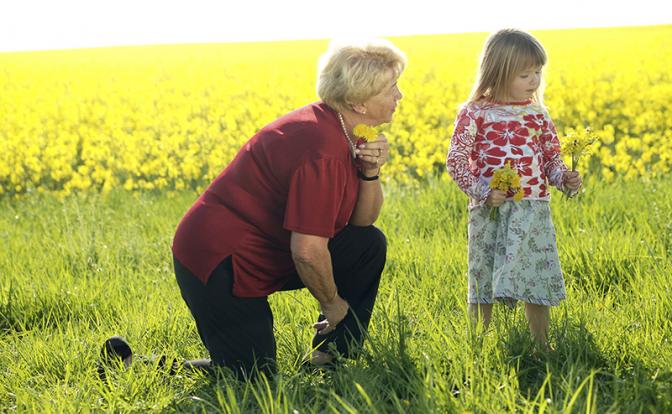 Стало известно, как россияне относятся к бабушкиному воспитанию