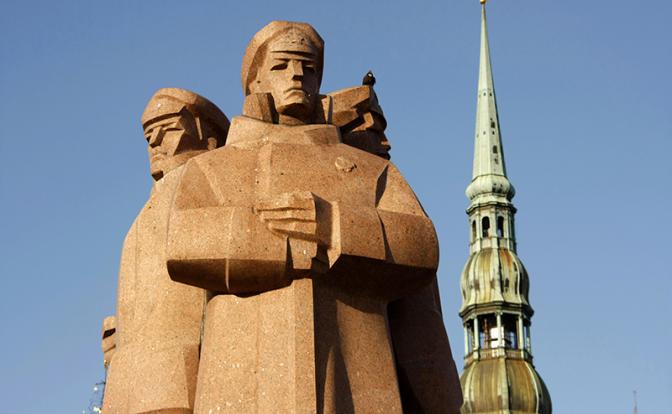 На фото: памятник Латышским красным стрелкам