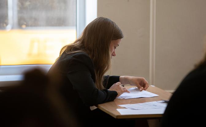 Повестка вместе с аттестатом: зачем школьников хотят оставить за партами на 12-й год