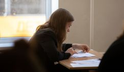 Повестка вместе с аттестатом: зачем школьников хотят оставить за партами на 12-й год