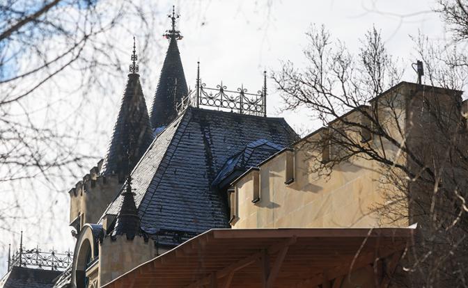 На фото: вид на замок певицы Аллы Пугачевой и юмориста Максима Галкина (признан в РФ иноагентом) в деревне Грязь.