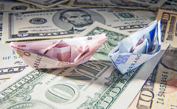 Валютная интрига: 50 рублей за доллар – повод для радости или для паники?