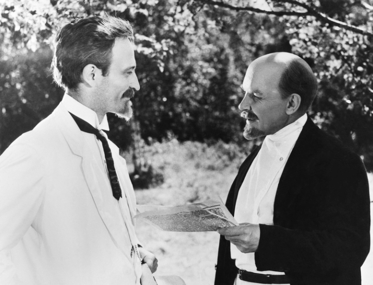 На фото: кадр из фильма "Синяя тетрадь". В роли В.И. Ленина артист М. Кузнецов, в роли Ф.Э. Дзержинского артист В. Ливанов, 1964 год.