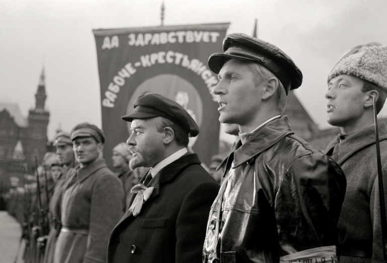 На фото: актеры Станислав Андреевич Любшин в роли комиссара Амелина (на первом плане) и Сергей Алексеевич Яковлев в роли Ленина (слева на втором плане) на съемках двухсерийного художественного фильма Василия Сергеевича Ордынского "Красная площадь. Два рассказа о рабоче-крестьянской армии" на Красной площади, 1969 год.