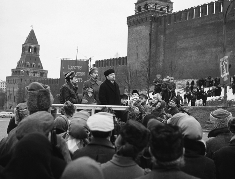 На фото: народный артист СССР Михаил Александрович Ульянов в роли Владимира Ильча Ленина во время съемок фильма немецкого режиссера Гюнтера Райша "Несмотря ни на что", 1971 год.