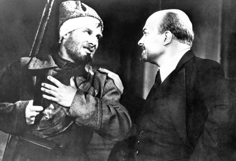 На фото: Борис Михайлович Тенин в роли Ивана Шадрина и Максим Максимович Штраух в роли Владимира Ильича Ленина (слева направо) в кадре из фильма режиссера Сергея Иосифовича Юткевича "Человек с ружьем", 1938 год.