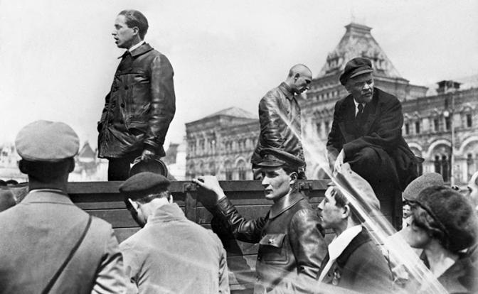 На фото (справа): Владимир Ленин на Красной площади, 1919 год.