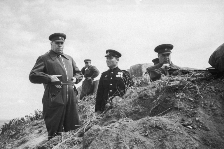 На фото (слева): маршал Советского Союза Александр Михайлович Василевский на главном командном пункте во время Великой Отечественной войны, 1944 год.