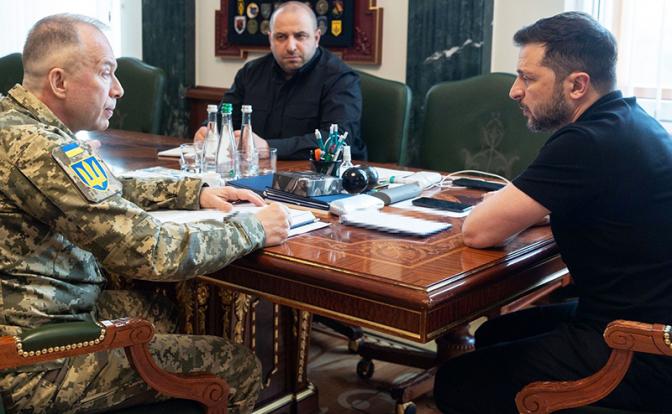 На фото (на первом плане): главком Вооруженных сил Украины (ВСУ) Александр Сырский и президент Украины Владимир Зеленский