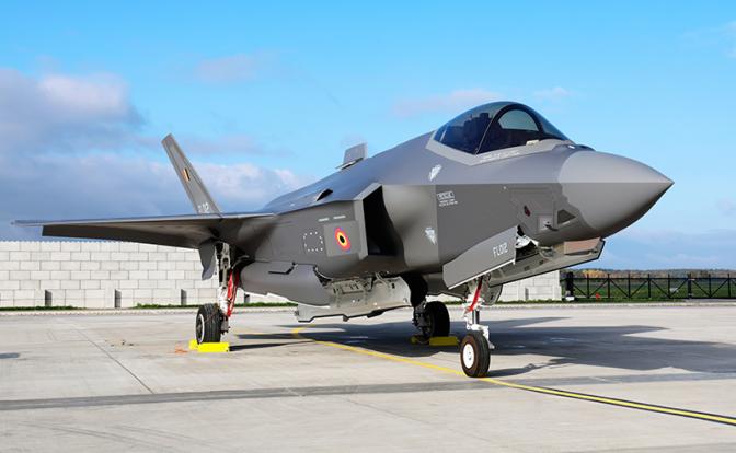 На фото: истребитель F-35 после прибытия на авиабазу Флорен.