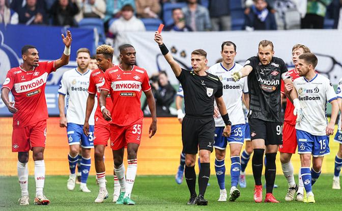 На фото: матч "Динамо" (Москва) - "Спартак" (Москва). Судья показывает красную карточку тренеру "Спартака" Деяну Станковичу во время матча.