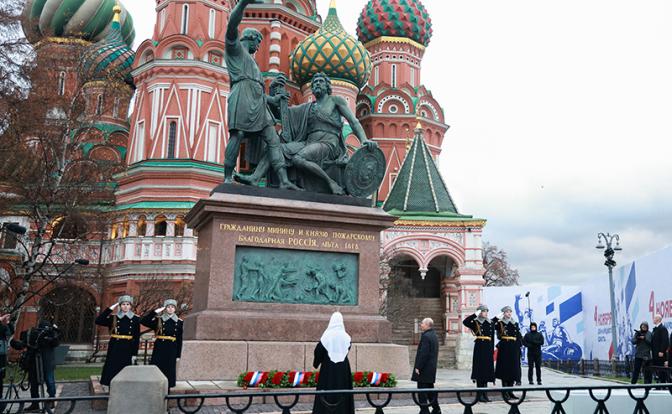 На фото: президент РФ Владимир Путин и патриарх Московский и всея Руси Кирилл (справа налево на первом плане) во время церемонии возложения цветов к памятнику Кузьме Минину и Дмитрию Пожарскому на Красной площади