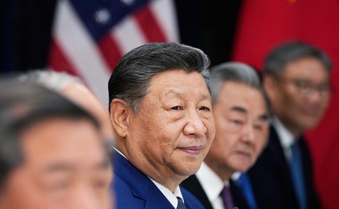 На фото: председатель КНР Си Цзиньпин (третий слева) во время встречи с президентом США Дональдом Трампом на авиабазе Кимхэ.