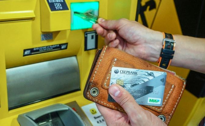 Доцент объяснила, почему банковскую карту нельзя вкладывать в чехол смартфона