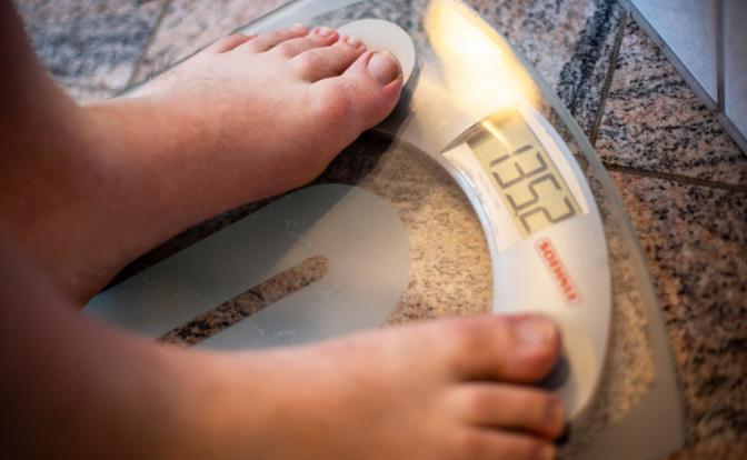 Врач назвал простое действие, которое поможет отличить отек от лишнего веса