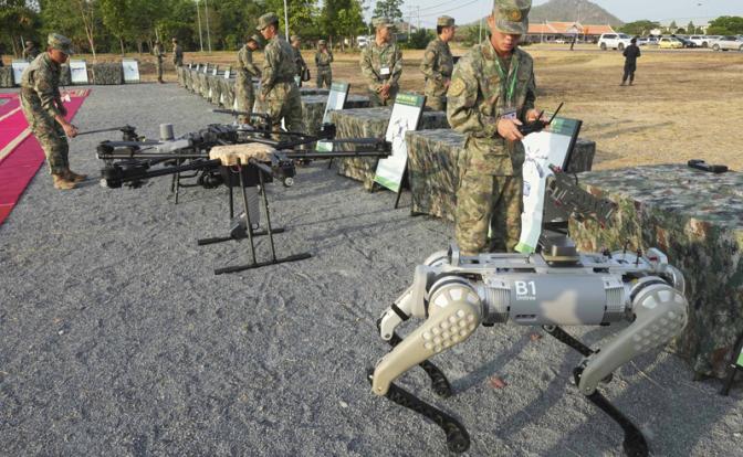 Разведка Запада в шоке: вслед за роем дронов-камикадзе на противника НОАК может налететь стая роботов-собак