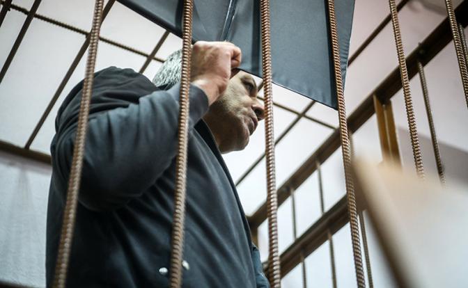 На фото: Гия Свердловский (Георгий Акоев), обвиняемый в занятии высшего положения в преступной иерархии, во время избрания меры пресечения в Верх-Исетском районном суде