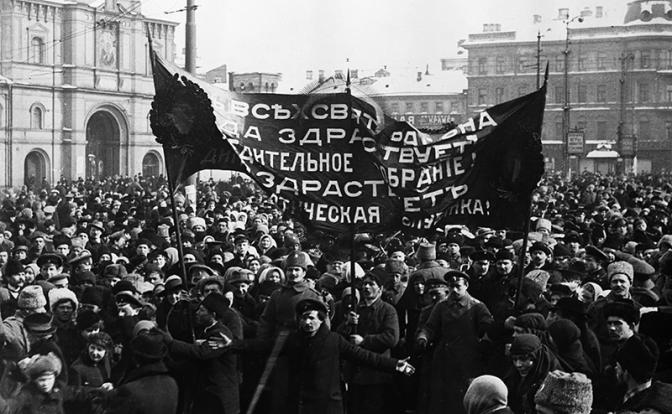 На фото: революционный митинг, октябрь 1917