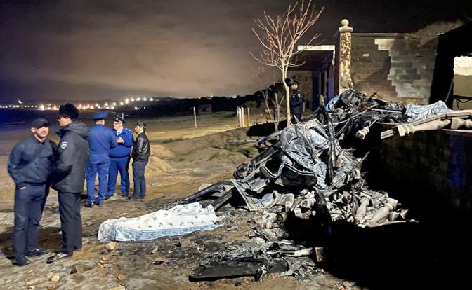 На фото: сотрудники оперативных служб около частного дома, на который упал ветролет Ка-226