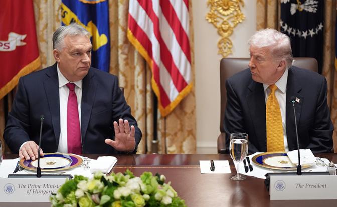 На фото: президент США Дональд Трамп (справа) и премьер-министр Венгрии Виктор Орбан (слева) во время обеда в Белом доме