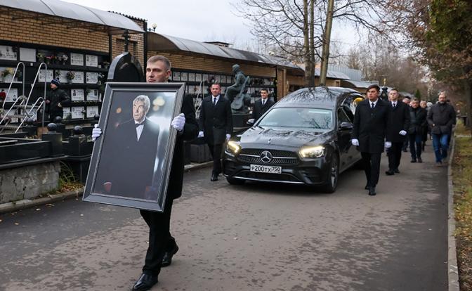 На фото: церемония прощания с телеведущим Юрием Николаевым на Троекуровском кладбище