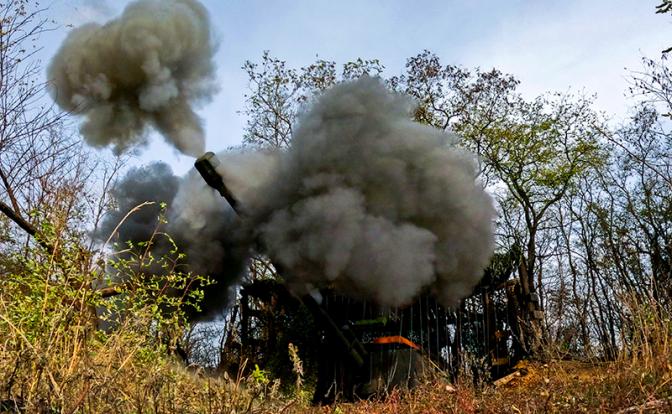 На фото: боевая работа САУ "Акация" группировки войск "Запад".