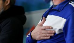 В России мигранта силой подняли во время гимна на турнире ММА