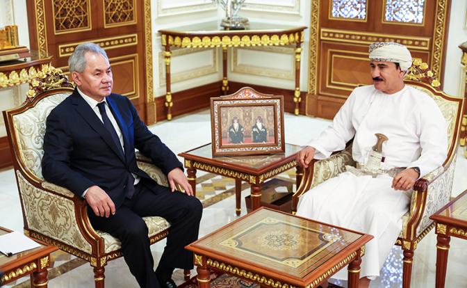 На фото: председатель Совета безопасности РФ Сергей Шойгу и глава султанской канцелярии Омана Султан Ан-Наамани (слева направо) во время встречи.